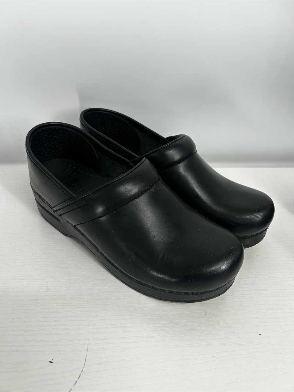 Dansko Professional Women's 7.5 Black Leather Slip-On Comfort Clogs EU 38